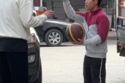 前CBA球员韩德龙与残障小伙打球：放弃有一万个理由 坚持只需一个