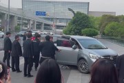 TES选手抵达场馆，女粉丝大喊“哥哥加油！”
